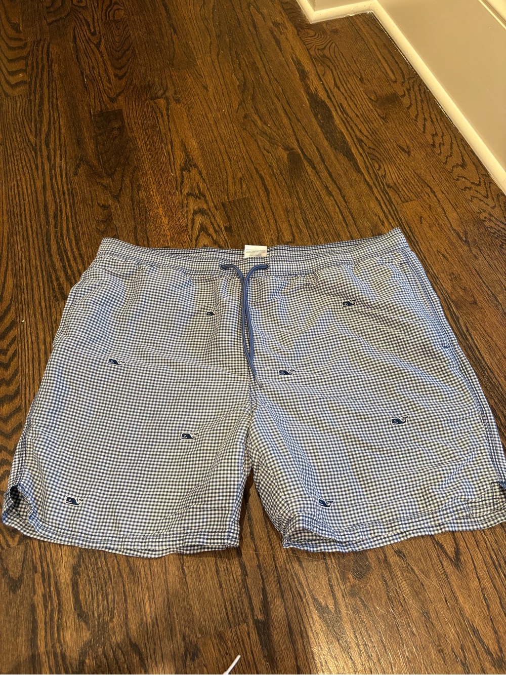 Vineyard Vines men’s swim trunks embroidered whales size LaRGE